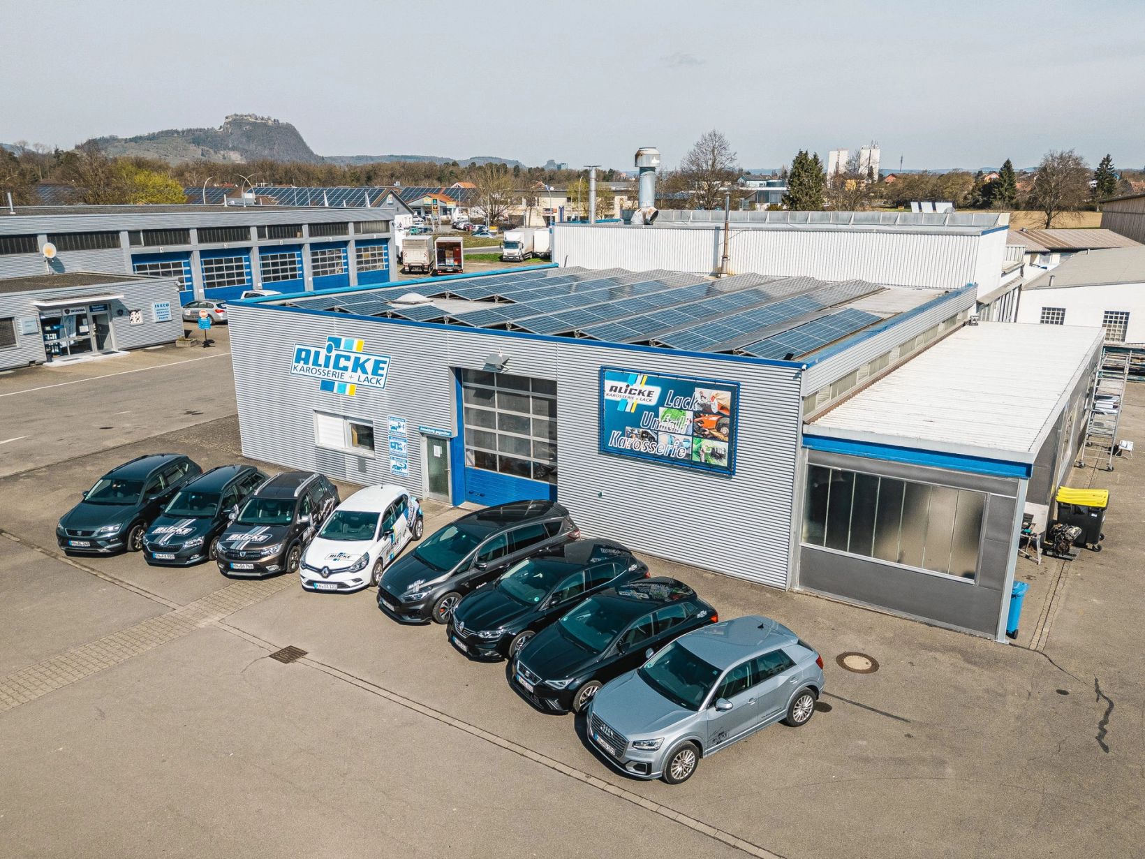 Das Firmengebäude der Alicke GmbH in Rielasingen mit Firmenfahrzeugen davor