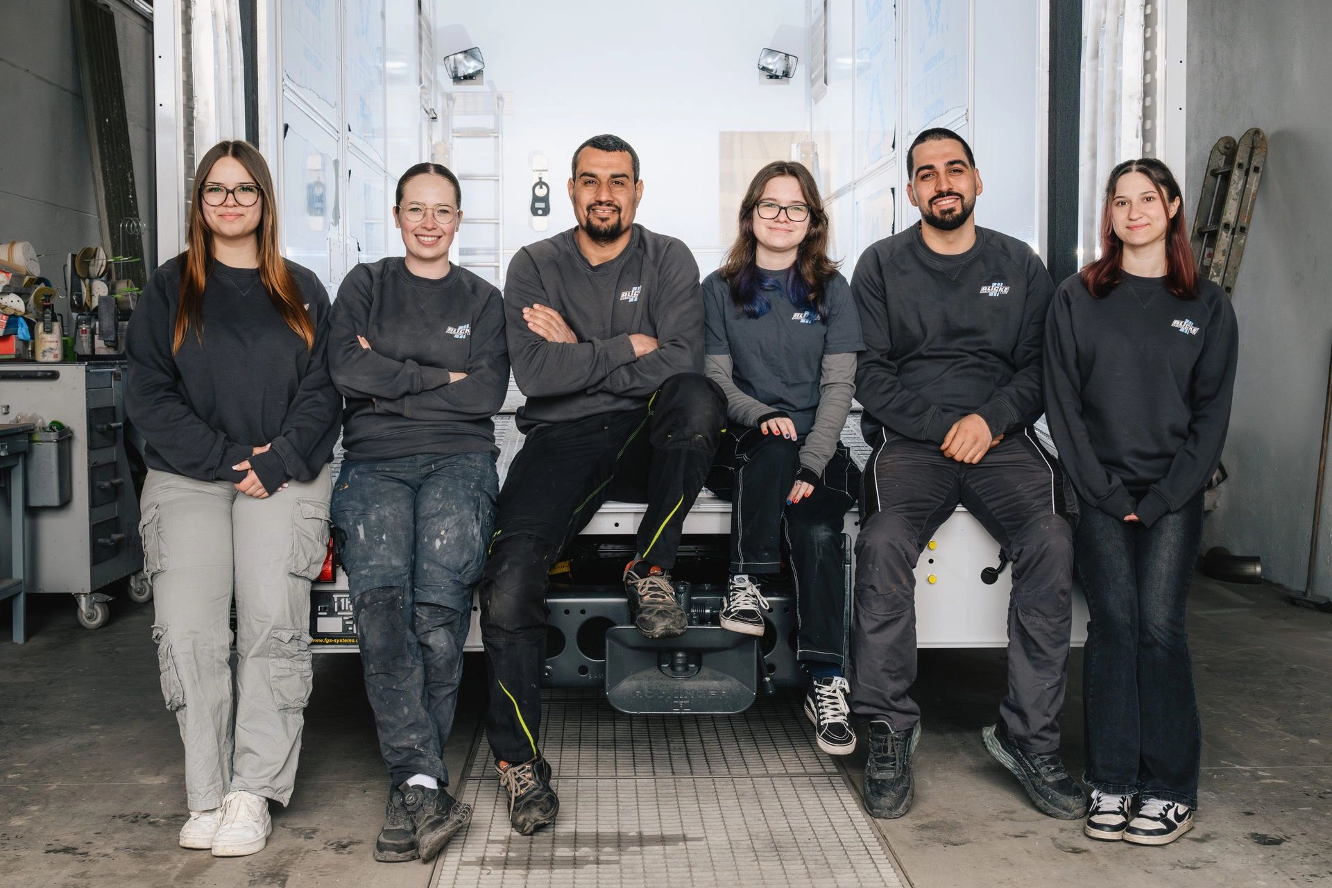 Sechs Mitarbeiterinnen und Mitarbeiter der Alicke GmbH in der Werkstatt