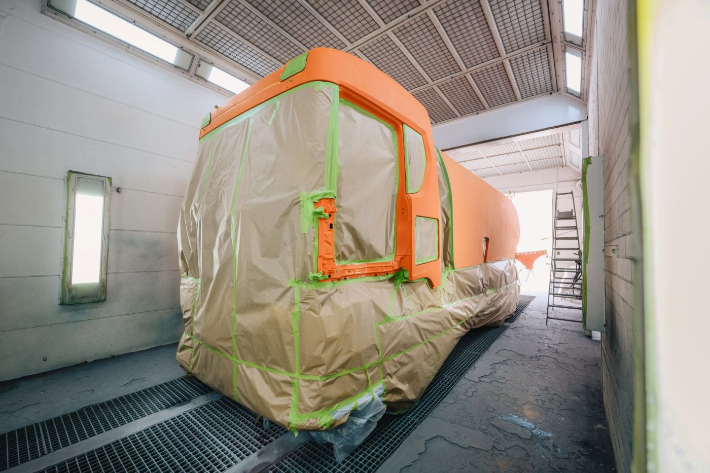 Mit Folie abgeklebtes Lkw-Fahrerhaus in der Lackierkabine